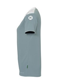 T-shirt de sport gris clair, à manches courtes, texture lisse, avec un logo blanc sur l'épaule gauche, et une étiquette verte à l'ourlet.