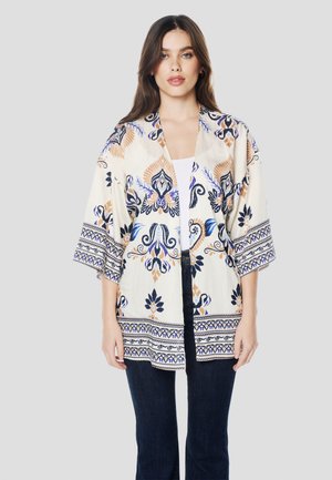 Kevyt kerma kimono, jossa sinisiä, oransseja ja mustia kukkakuvioita. Siinä on leveät hihat ja monimutkaiset reunakoristeet.