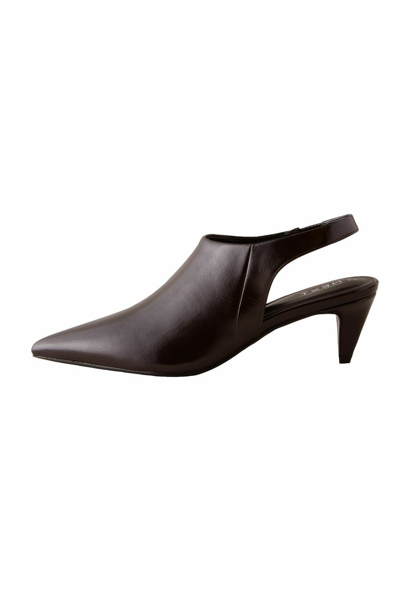 Ruske nahkine slingback čevlje s koničastim nosom in nizko peto. Imajo izreze na straneh za prezračevanje in slog.