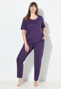 Set di pigiama in cotone viola composto da una maglietta a maniche corte con scollo rotondo e pantaloni a pois con vita elasticizzata.