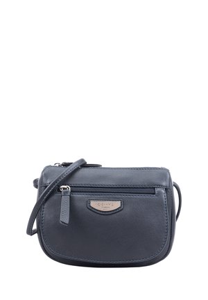 Petit sac bandoulière en cuir noir avec poche frontale zippée et sangle ajustable, plaque de logo en métal à l'avant.