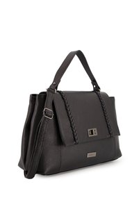 Schwarze Lederhandtasche mit strukturiertem Design, geflochtenem Akzent auf dem Deckel und einem Metallschloss. Verfügt sowohl über einen oberen Griff als auch über einen Schulterriemen.