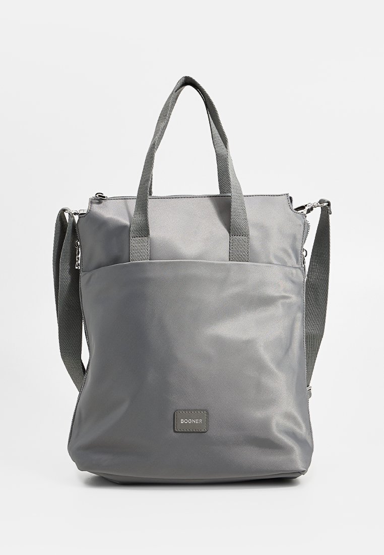 Grau Nylon Einkaufstasche mit zwei Obergriffen und einem abnehmbaren Schultergurt. Beinhaltet eine Fronttasche und ein Markenetikett am Boden.