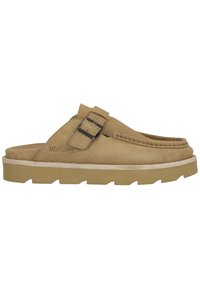 Bež semiš natikač z zaponko, všitim moc prstom, blagovno znamko "Wallabees" na strani in debelim rebrastim gumijastim podplatom.