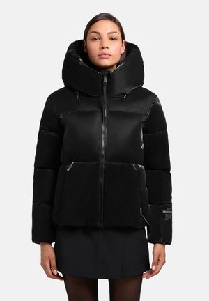 Schwarze Pufferjacke mit einer hohen, übergroßen Kapuze, Reißverschluss und gerippten Akzenten; sie verfügt über eine glatte, glänzende Textur und Taschen.