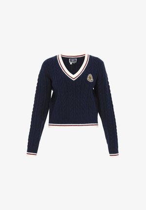 Tengerészkék kötött pulóver V-nyakkal, kábelmintázattal, fehér és bordó csíkos mandzsettákkal, valamint hímzett logóval a mellkason.
