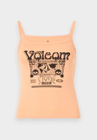 Breskva majica bez rukava s tankim trakama koja sadrži crni grafički otisak branda "Volcom" i razne uzorke uključujući lubanje i oblike.