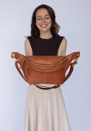 Gusti Leder, GÜRTEL FREYA - Sac banane - braun