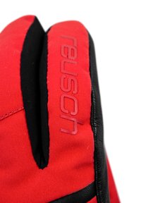 I guanti isolati rossi e neri presentano un design in tessuto con una superficie texture. Il nome del marchio "reusch" è impresso nella sezione rossa.