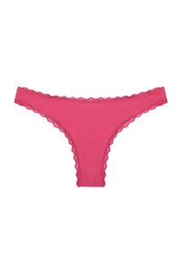 String inferioare roz cu detalii din dantelă, realizat dintr-un material moale. Prezintă margini ondulate de-a lungul taliei și a deschiderilor pentru picioare.