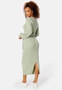 Bubbleroom ROUND NECK RIB KNITTED MIDI DREESS - Abito in maglia - green