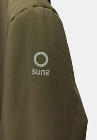 Indumento verde oliva con texture liscia; presenta un grande logo circolare e la scritta "suns" in bianco sulla manica, che mostra un design minimalista.