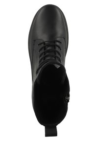 Zwarte leren enkelboot met veters, ronde neus en een gestructureerde bovenkant. Beschikt over een trekband aan de hiel en een gladde binnenvoering.