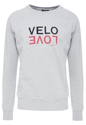 Vaaleanharmaa collegepaita, jossa musta teksti "VELO" ja ylösalaisin oleva punainen teksti "LOVE" rintakehän keskellä, pyöreä pääntie ja pitkät hihat.