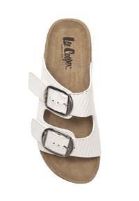 Infradito sintetico bianco con due fibbie metalliche regolabili, cinturini testurizzati e una soletta in faux suede marrone.