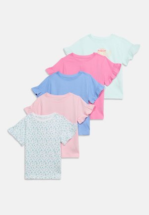 Fem pigers t-shirts med korte ærmer i pastelfarver og blomsterprint, hver med flæseærmer, arrangeret overlappende på en hvid baggrund.