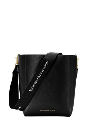 Schwarze Bucket-Bag aus strukturiertem Leder, mit breitem schwarzen Riemen, auf dem in Weiß "Victoria Hyde London" steht, und goldfarbener Hardware.