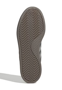 Suola della scarpa con un motivo testurizzato a zigzag. Il materiale appare gommoso in grigio, offrendo aderenza. Design pulito e semplice con bordi arrotondati.