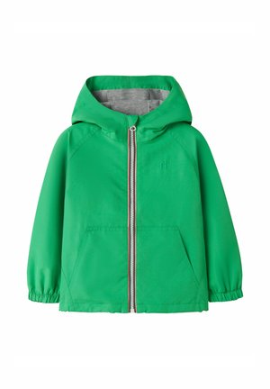 Chaqueta verde para niños con capucha, cremallera frontal, puños elásticos y dos bolsillos delanteros, con un forro interior gris en la capucha.
