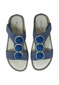 Sandali in pelle blu con tre accenti circolari in tessuto e dettagli in strass. Cinturino regolabile, soletta imbottita e suola di supporto.