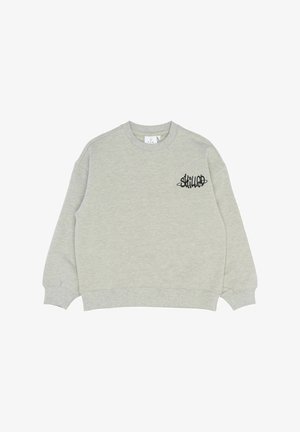 Siva sweatshirt iz mehkega blaga, z okroglim ovratnikom in dolgimi rokavi. Vsebuje črn grafični dizajn "skilled" na prsih.