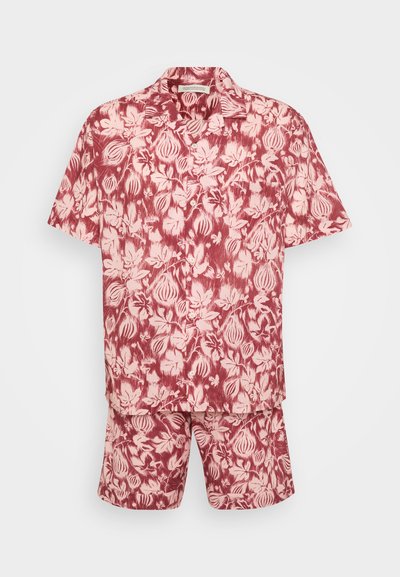 Košeľa s krátkym rukávom a golierom a zodpovedajúce šortky v červeno-krémovom kvetinovom vzore. Vyrobené z ľahkej tkaniny s voľným strihom.