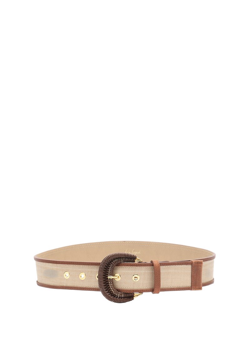 Beige stoffen riem met bruine leren afwerking, donkerbruine ovale gespsluiting met structuur, en goudkleurige oogjes en metalen onderdelen.