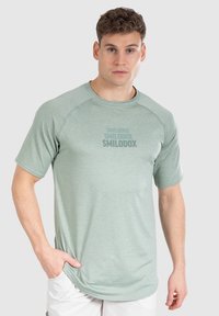 Smilodox POWERFIT TRIPLE PERFORMANCE - T-shirt till träning - olive