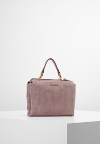 Vaaleanpunainen mokkanahkainen käsilaukku, jossa on muotoiltu rakenne, kaksi ylhäistä kantohihnaa, kultainen vetoketjukiinnitys ja hienovaraisesti painettu logo edessä.