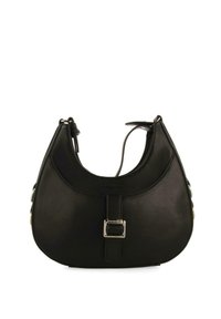 Bolso de mano de cuero negro con forma curvada, detalle de hebilla plateada en la parte delantera y correa para el hombro ajustable. Textura suave.