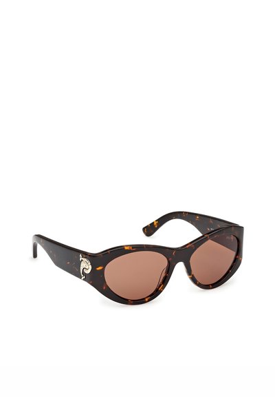 Skildpaddeskal katteøje-solbriller med brune linser og sølv dekoration på stangen, vinklet på en hvid baggrund.