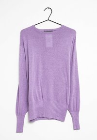 Lila långärmad tröja med rund halsslinning, ribbade manschetter och fåll, samt ett mjukt, strukturerat tyg. Hänger från en svart krok.
