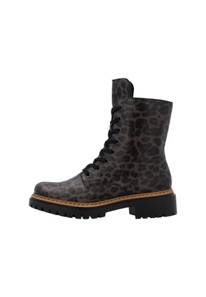 Bottes de combat à imprimé léopard brun et noir avec une semelle noire épaisse, un devant lacé et des surpiqûres contrastantes couleur tan autour de la semelle.