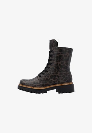 Bottes de combat à imprimé léopard brun et noir avec une semelle noire épaisse, un devant lacé et des surpiqûres contrastantes couleur tan autour de la semelle.