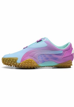 Hellblauer und lila Sportschuh mit strukturierter Gummisohle und Lavendel-Akzenten, Seitenansicht auf weißem Hintergrund.