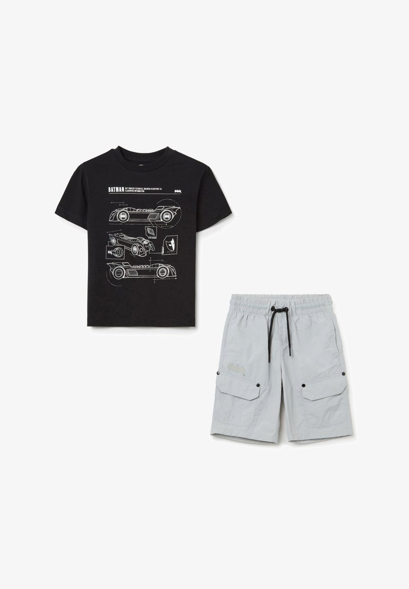 T-shirt en coton noir avec des croquis blancs de véhicules Batman. Short gris clair avec une taille élastique et deux poches cargo sur les côtés, accentué par le symbole de Batman.