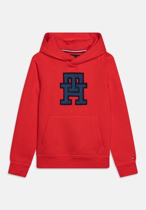 Roter Baumwoll-Hoodie mit einem marineblauen, gestickten Logo, Fronttasche und Kapuze mit Kordelzug. Gerippte Bündchen und Saum sorgen für eine figurbetonte Passform.