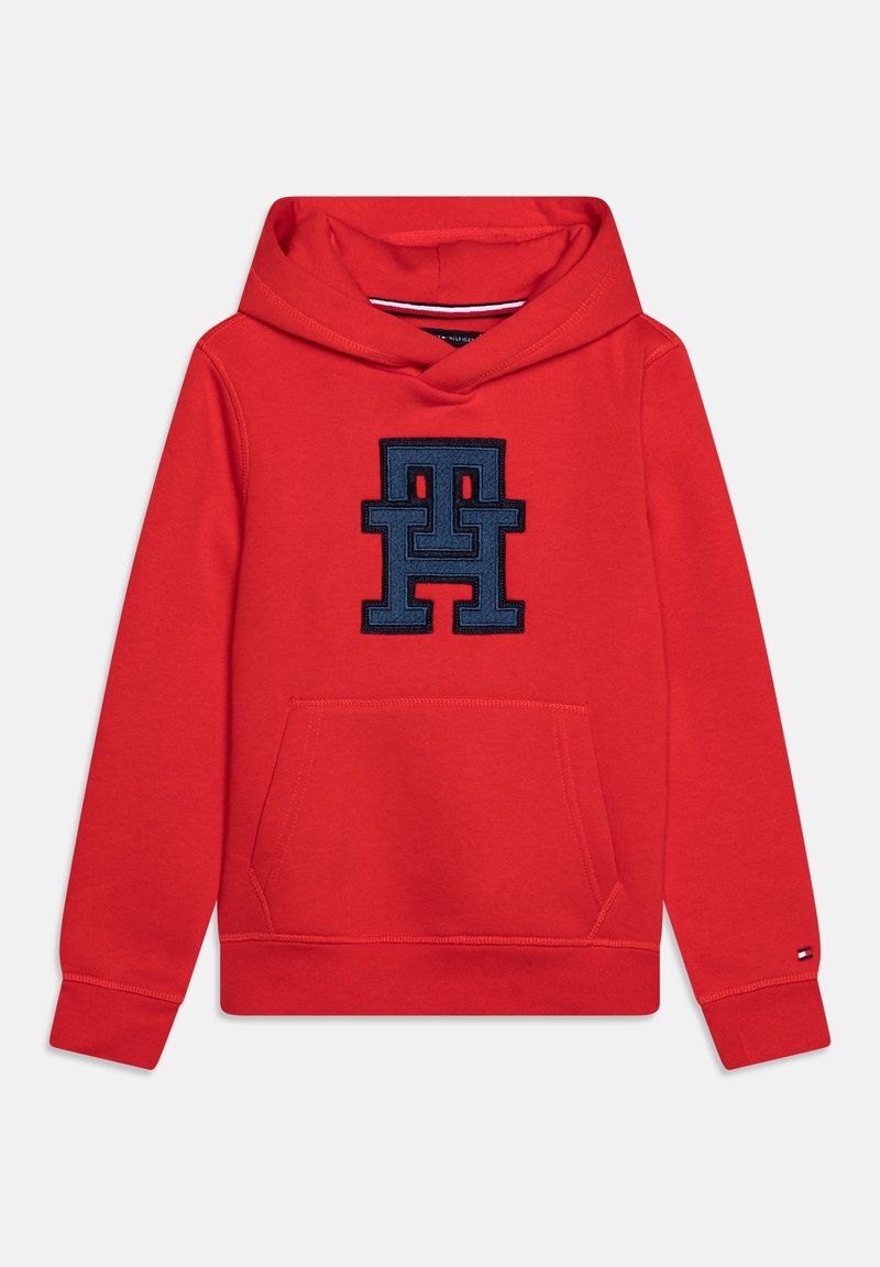 Sweat à capuche en coton rouge avec un logo brodé bleu marine, poche avant et capuche avec cordon de serrage. Poignets et ourlet côtelés pour un ajustement près du corps.