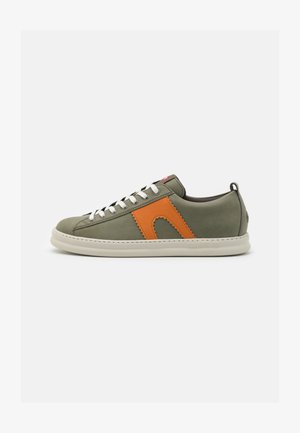 Sneaker verde oliva con dettagli in pelle arancione, lacci bianchi e una linguetta testurizzata. Presenta una suola in gomma resistente e dettagli di cucitura.