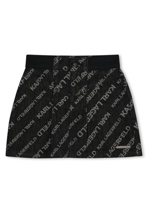 Jupe en denim noir avec un motif de logo blanc répétitif, une taille avec une fermeture à bouton, et une forme légèrement évasée.