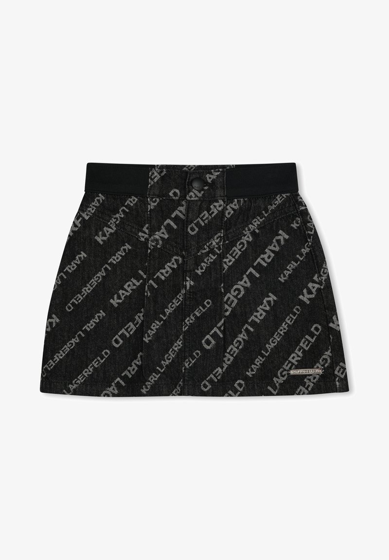 Jupe en denim noir avec un motif de logo blanc répétitif, une taille avec une fermeture à bouton, et une forme légèrement évasée.