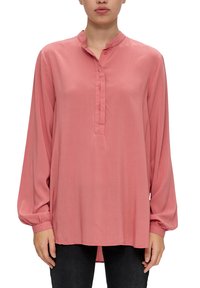 Lange mouwen roze blouse met een Mandarin-kraag, knoopsluiting en geplooide manchetten; lichtgewicht, gladde textuur.