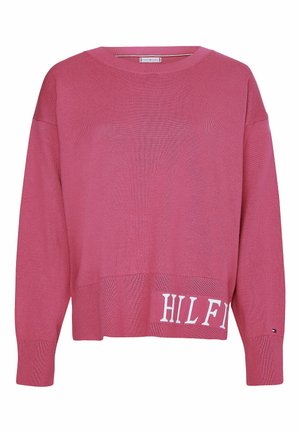 Roze gebreide trui met een brede halslijn, lange mouwen en een iets cropped zoom. Heeft het "HILFIGER"-logo in het wit aan de onderkant.