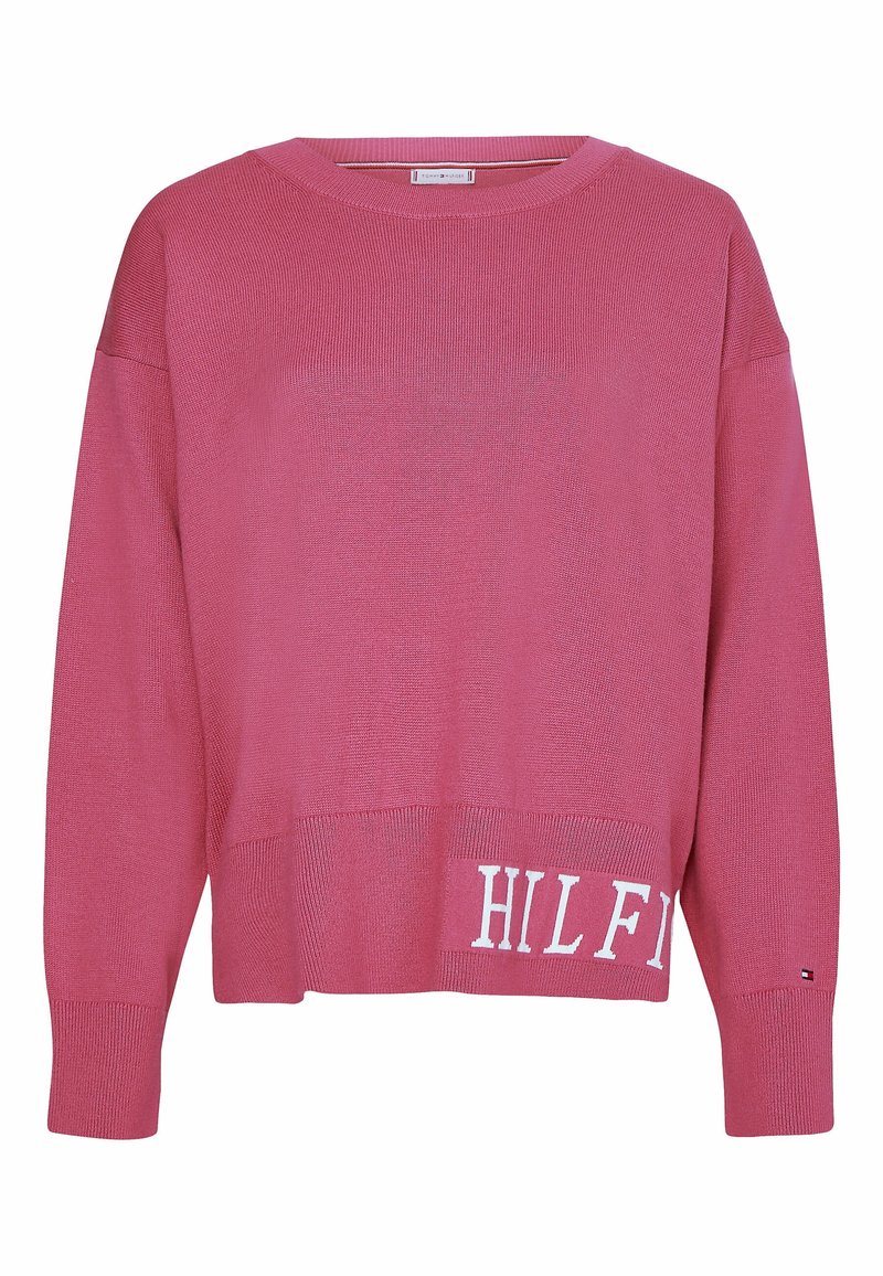 Pull rose en maille avec un large col, des manches longues et un ourlet légèrement raccourci. Présente un logo "HILFIGER" en blanc en bas.