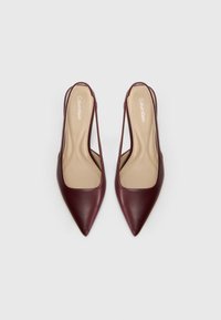 Pumps slingback in pelle borgogna con punta affusolata, caratterizzati da una superficie liscia, un design minimalista e una soletta beige.
