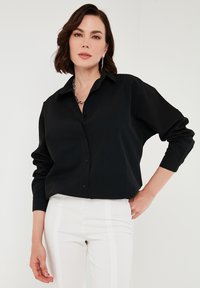 LELA Užsagstoma palaidinė - black