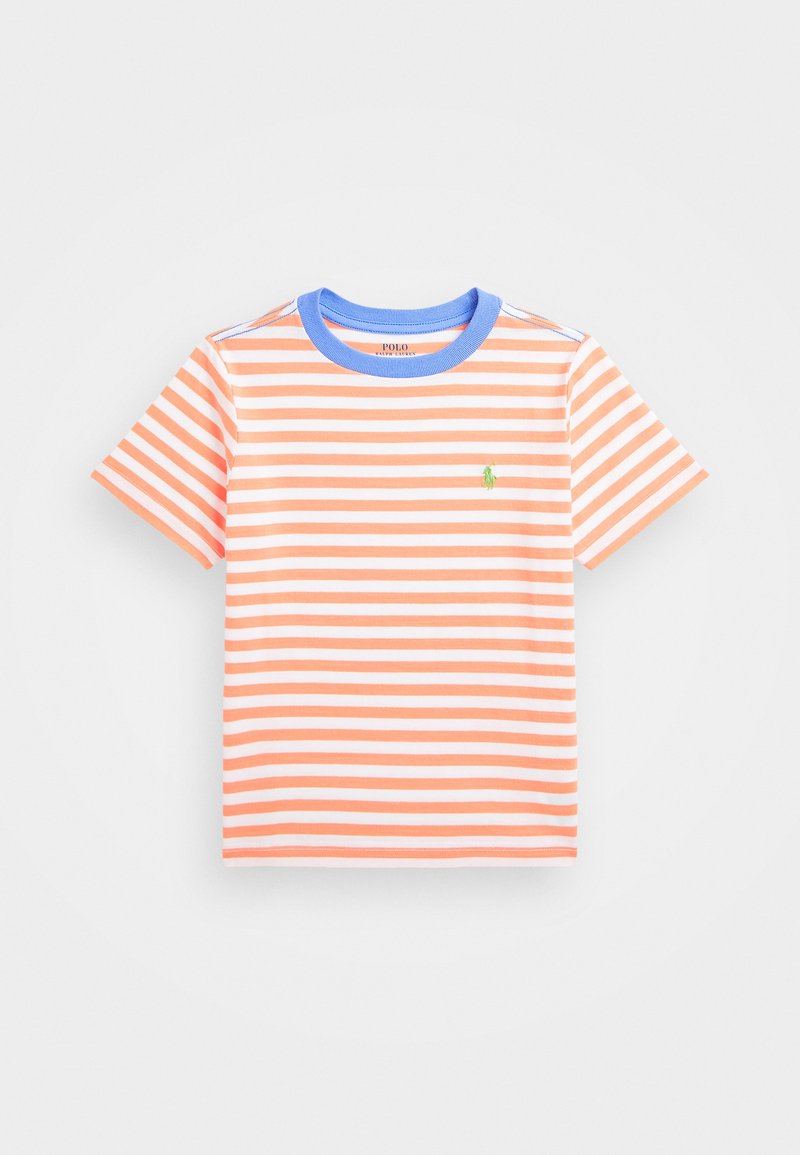 Lühikese varrukaga T-särk, millel on oranžid ja valged horisontaalsed triibud, sinine ümar kaelus ja väike roheline logo vasakul rinnal.