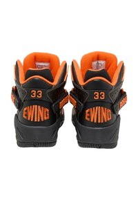 Czarne sneakersy typu high-top z pomarańczowymi akcentami, wykonane z teksturowanej skóry, z wyściełanym kołnierzem i regulowanymi paskami z napisem "Ewing" oraz numerem "33".