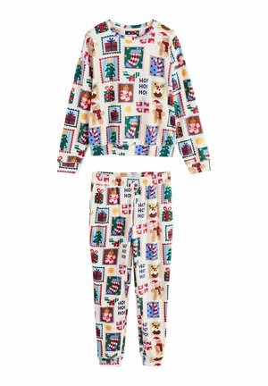 Kerstthema set met een longsleeve top en broek met kleurrijke prints van peperkoekmannetjes, kerstbomen, cadeaus, kerstsokken en de tekst "HO! HO! HO!".