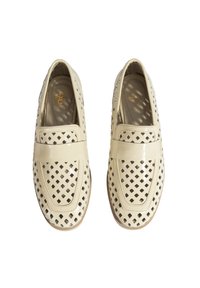Beige Loafers mit einem perforierten Gitterdesign, glänzendem Finish und flachen Sohlen. Sie verfügen über einen breiten Riemen über dem Spann. Glatte Innenfutter.